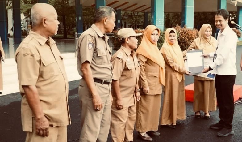 Pemkab Maros Upacara Penghormatan Bendera dan Serah Terima Jabatan PNS yang Pensiun