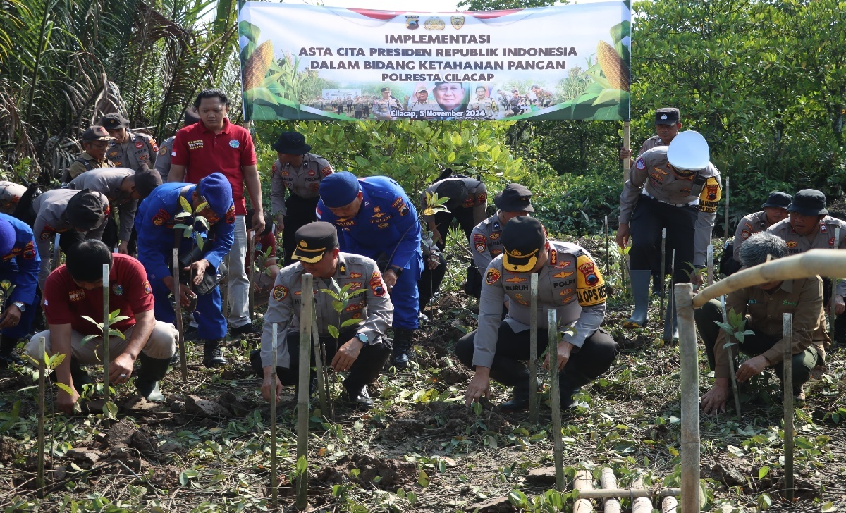 Polresta Cilacap Tebar 7.500 Ekor Benih Ikan Serta Tanam 1000 Pohon Mangrove dan 1.500 Pohon Pepaya