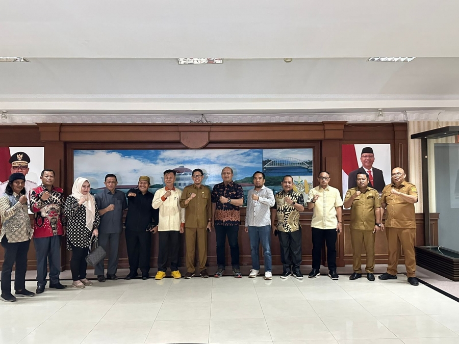 “Kunjungan ini selain silaturahmi juga sebagai bahan perbandingan Anggota DPRD bersama OPD mitra kerja dalam rangka menyusun kebijakan dan strategi pencapaian target pengelolaan pendapatan daerah. Hasil kunjungan ini akan kami jadikan sebagai atensi untuk di Sulbar,” kata Sudirman.
