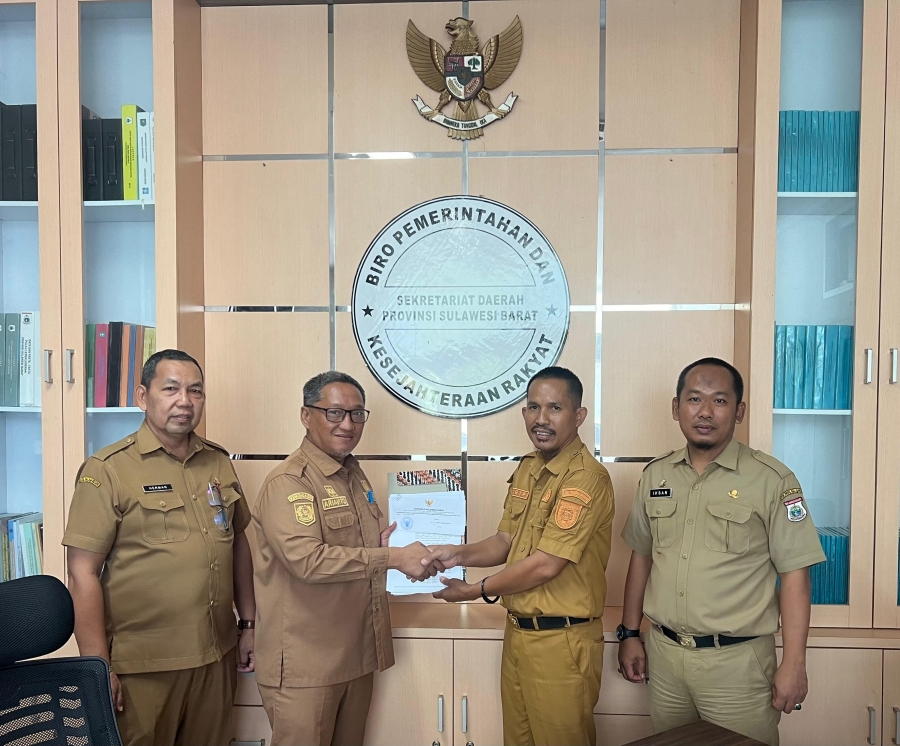 Biro Pemkesra Menyerahkan Surat Keputusan Pemberhentian dan Pengesahan Pengangkatan Anggota DPRD Empat Kabupaten di Sulbar