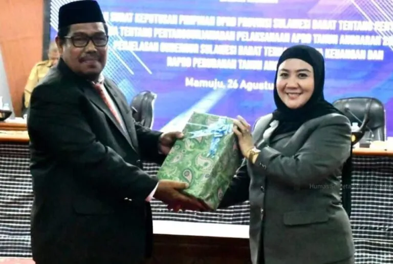 Ketua DPRD Sulbar Menyerahkan SK Pimpinan Terkait Ranperda RAPBD-P 2024