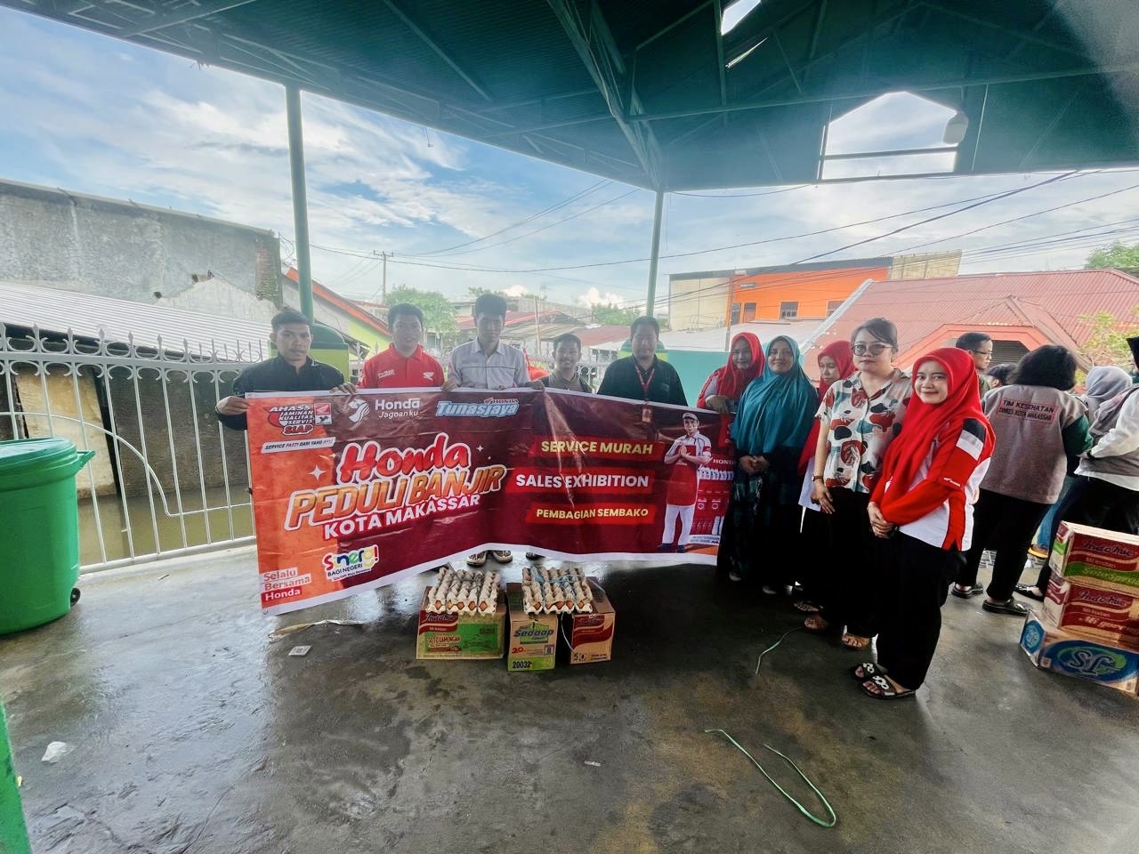 Asmo Sulsel Beri Bantuan Masyarakat Terdampak Banjir di Makassar