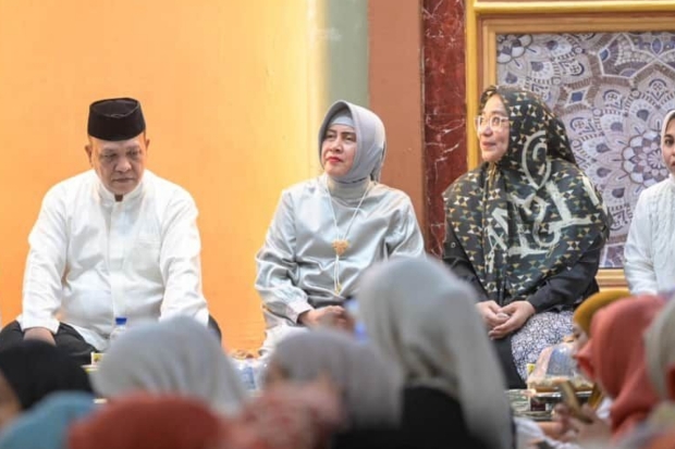 Anggota DPRD Makassar Hasanuddin Leo Bersama Ketua TP PKK Indira Yusuf Ismail Saat Menghadiri Tradisi Sapu Sapu Ulu