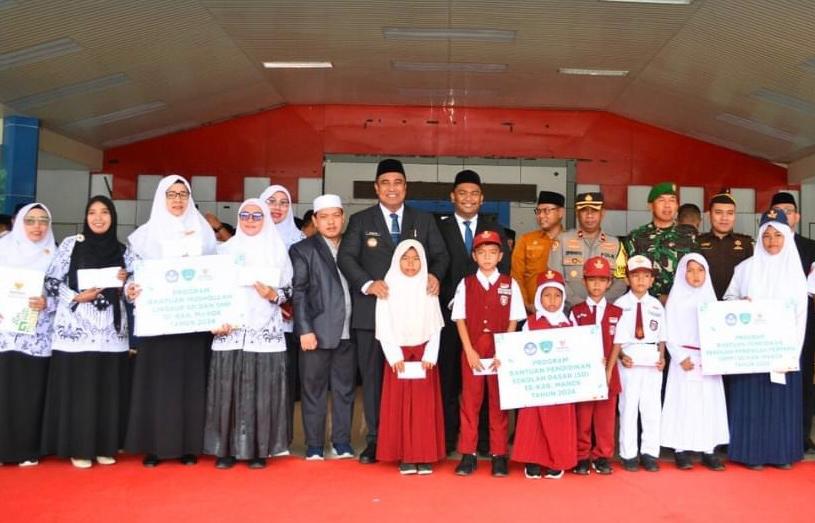 Bupati Maros Serahkan Penghargaan dan Bantuan di HUT PGRI dan Hari Guru Nasional