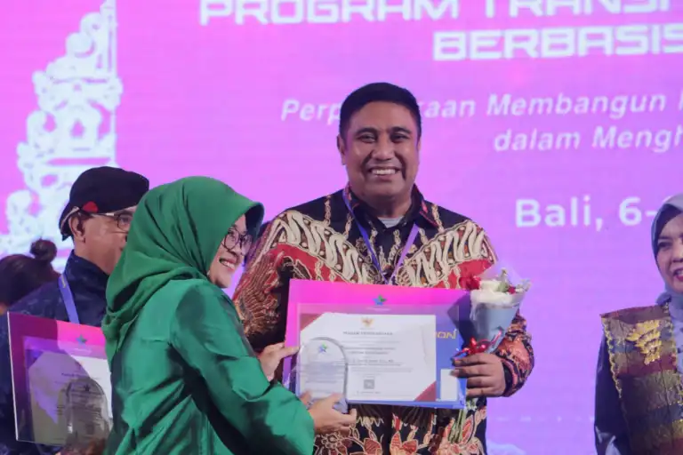 Bupati Maros Dapat Penghargaan dari Perpusnas RI
