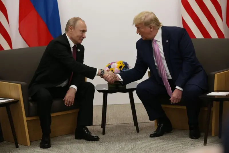 Donald Trump Saat Berjabat Tangan Dengan Presiden Rusia Vladimir Putin