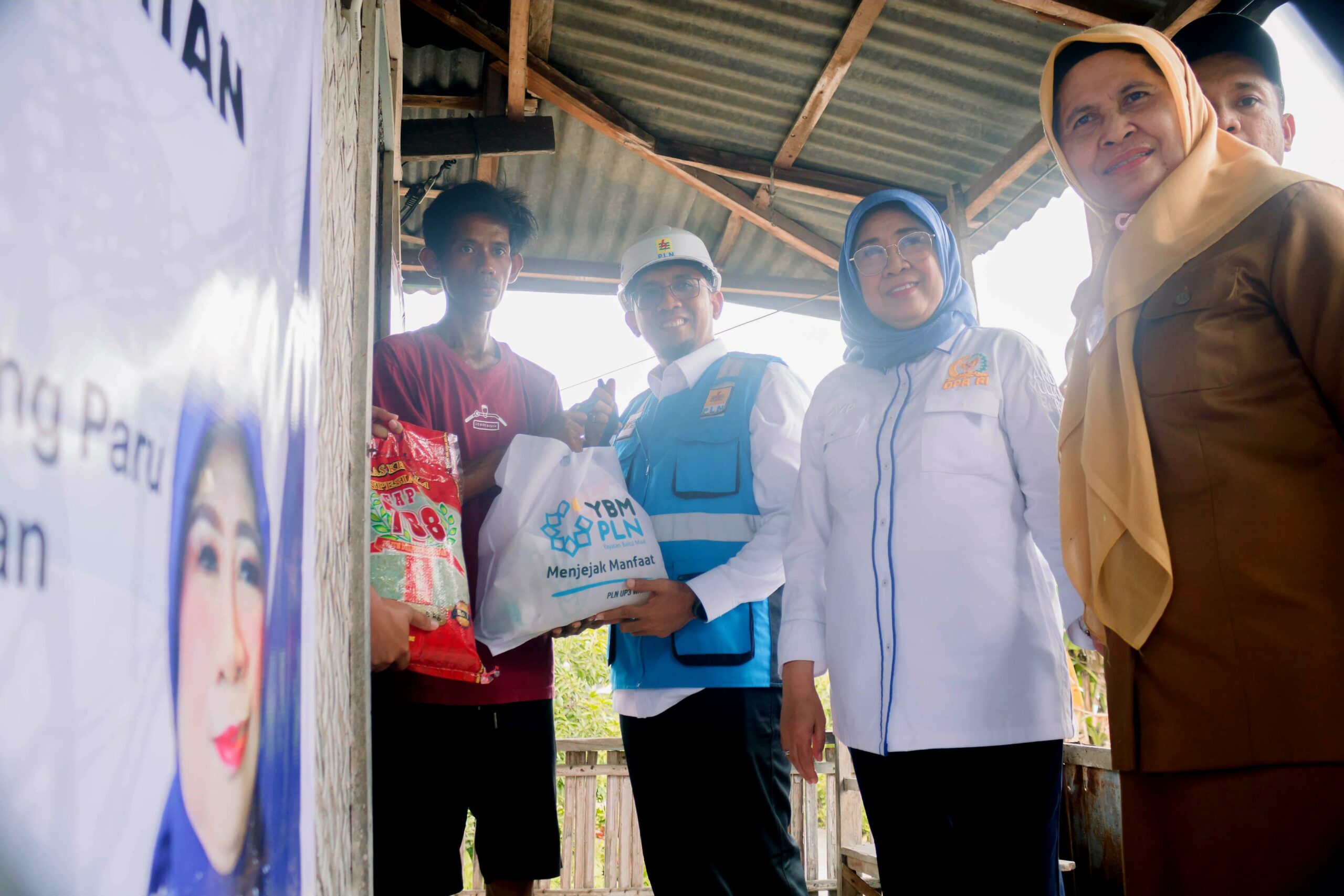 General Manager PLN UID Sulselrabar Budiono bersama Anggota DPR RI Komisi XI Andi Yuliani Paris Didampingi Dengan Pemerintah Setempat Memberikan Bantuan Sembako Kepada Masyarakat Penerima BPBL