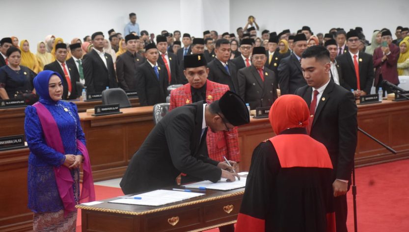 4 Pimpinan DPRD Sulbar Dilantik