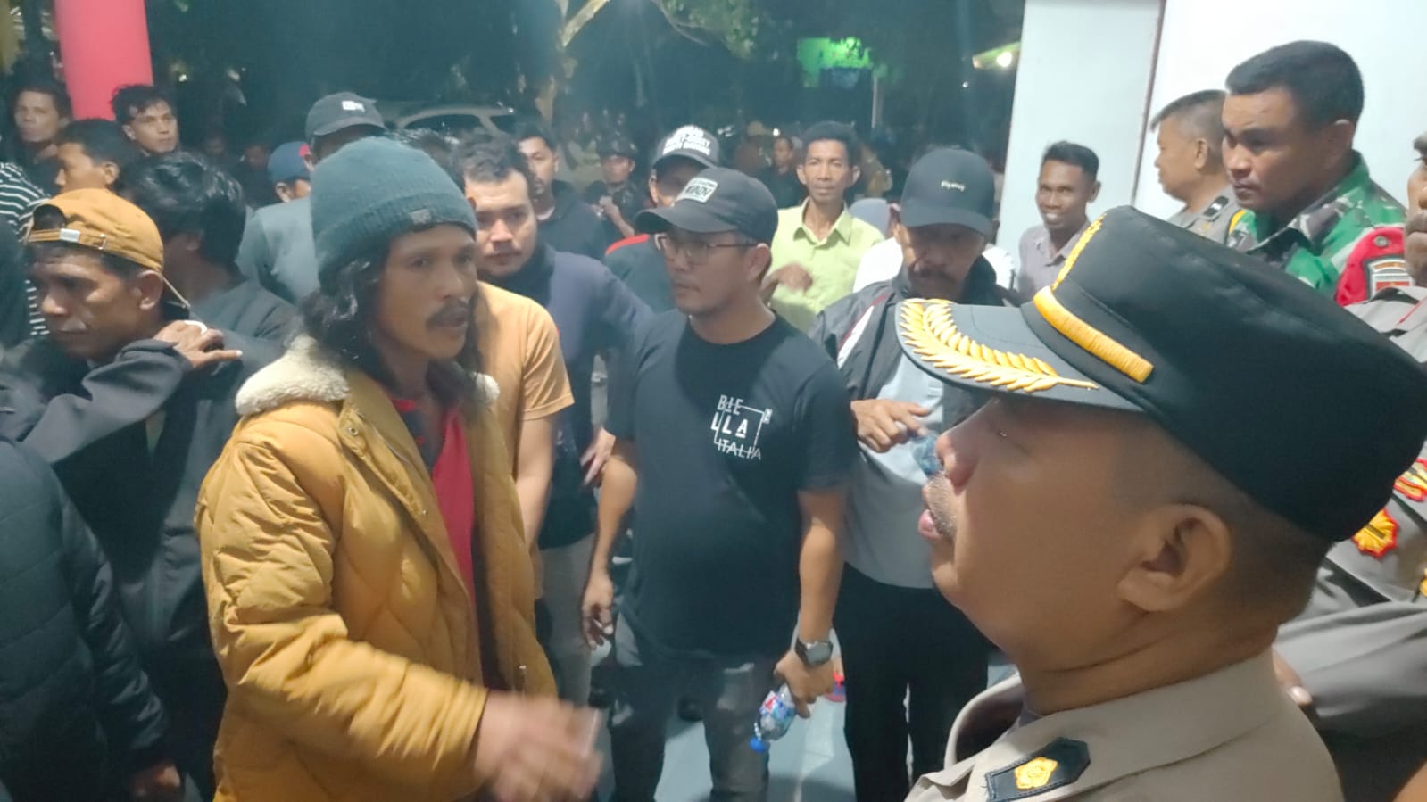 Kondisi di Kantor Camat Kelara Sempat Memanas, Polisi Keluarkan Tembakan