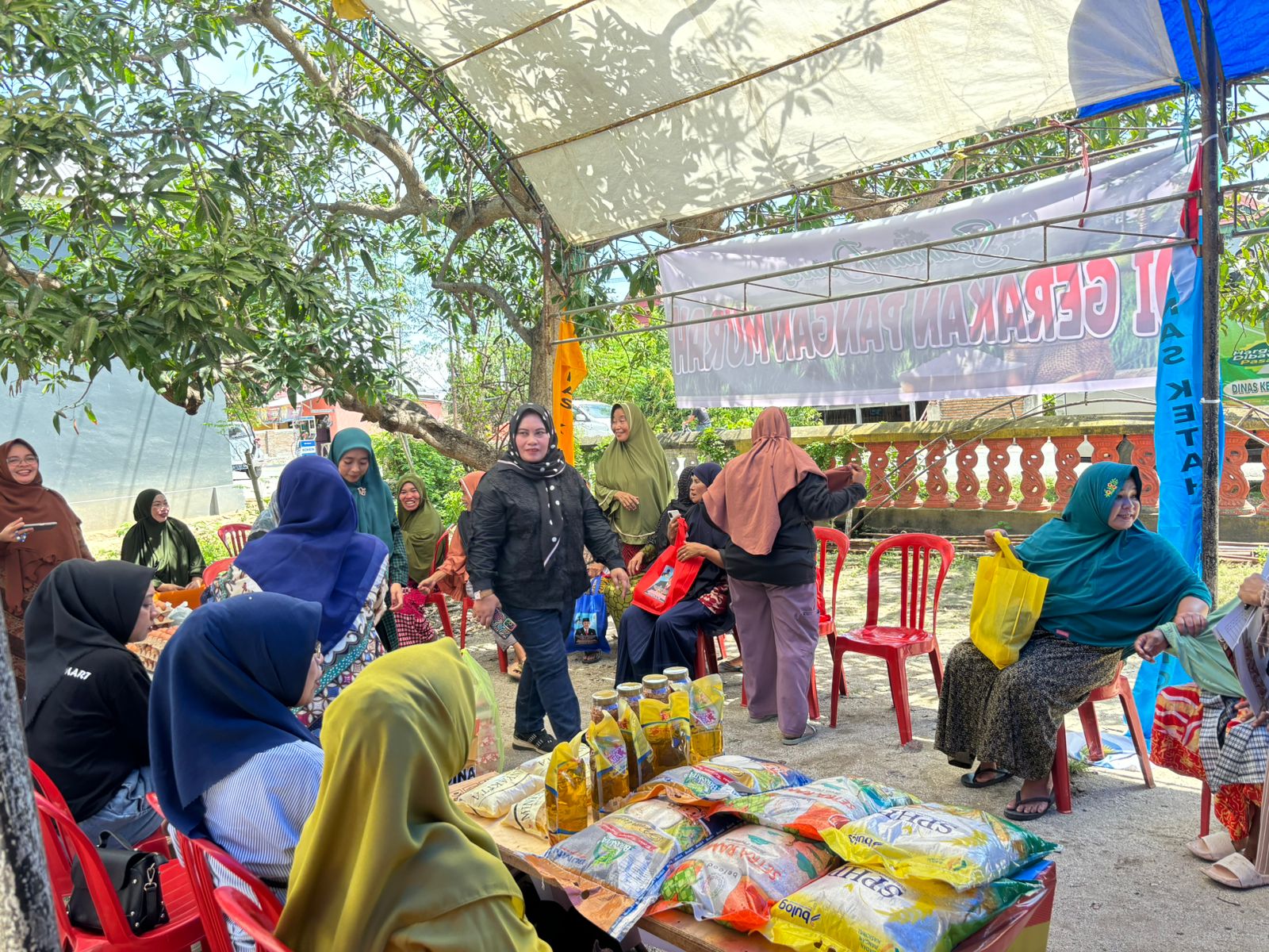 Tekan Harga, Dinas Ketahanan Pangan Gelar Gerakan Pangan Murah di Desa Boronglamu, Kecamatan Arungkeke