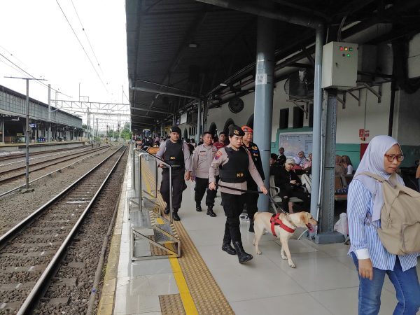 Perketat Pengamanan Penumpang di Stasiun Pasarsenen, KAI Daop 1 Jakarta Libatkan Anjing K9