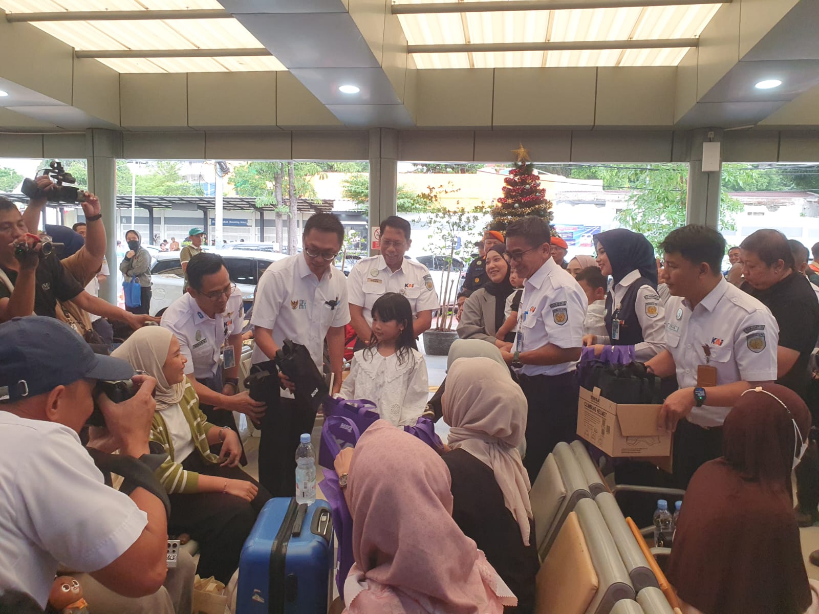Tinjau Stasiun Pasarsenen, Wamen BUMN Pastikan Perjalanan Nataru Bersama KAI Nyaman dan Aman