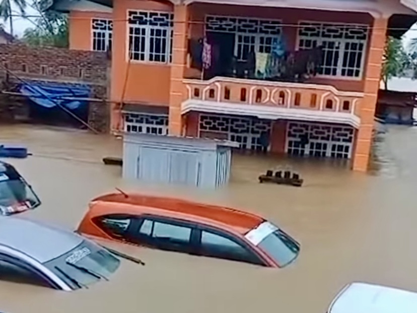 Intensitas Hujan Tinggi, Sejumlah Rumah hingga Mobil di Barru Terendam Banjir