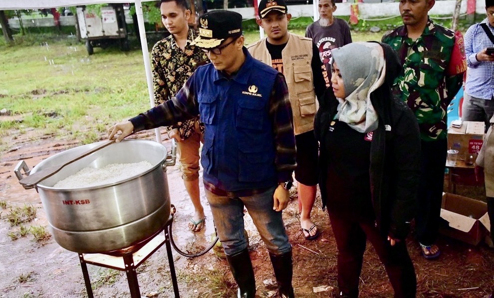 Pj Gubernur Prof Zudan Tinjau Dapur Umum Lokasi Banjir di Katimbang
