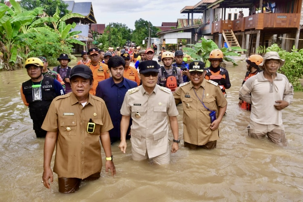 Prof Zudan Periksa Lokasi Banjir di Soppeng, Salurkan Bantuan kepada Warga Terdampak