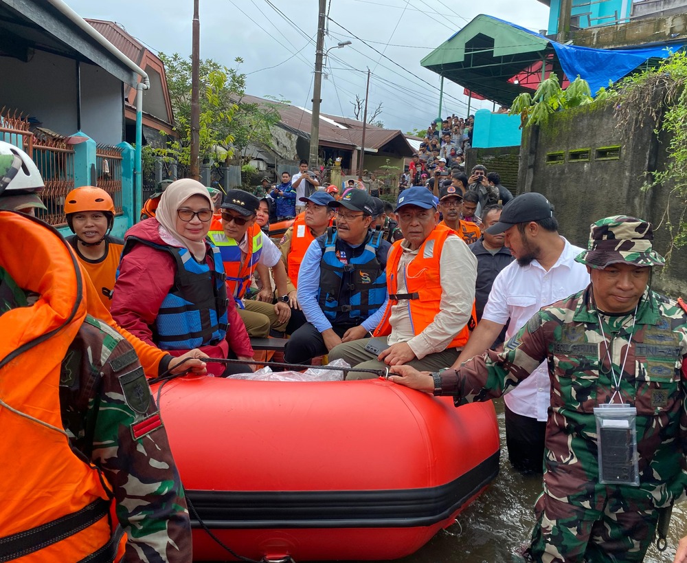 Pj Gubernur Sulsel Dampingi Mensos RI Pantau Banjir di Makassar