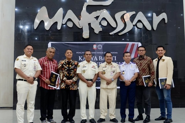Walikota Makassar terima Tanda Kehormatan Karya Bakti Putera Indonesia oleh Purna Paskibraka Indonesia