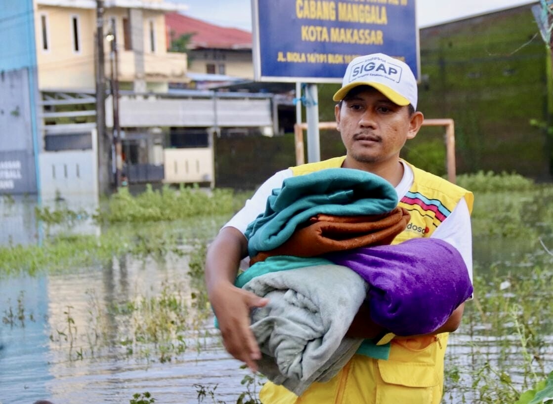 Indosat Ooredoo Hutchison Salurkan Bantuan Kepada Korban Banjir di Makassar