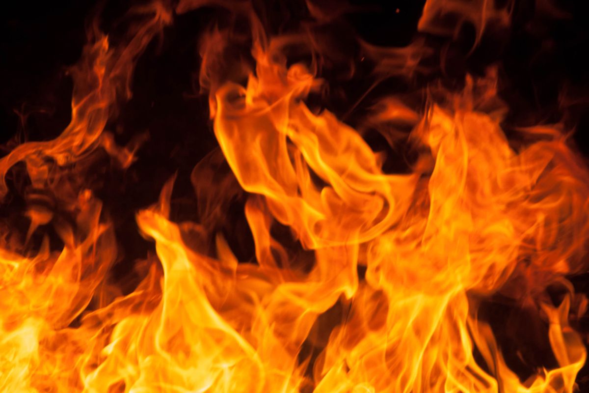 Remaja di Makassar Terbakar Saat Mabuk Lem Dalam Gardu Listrik