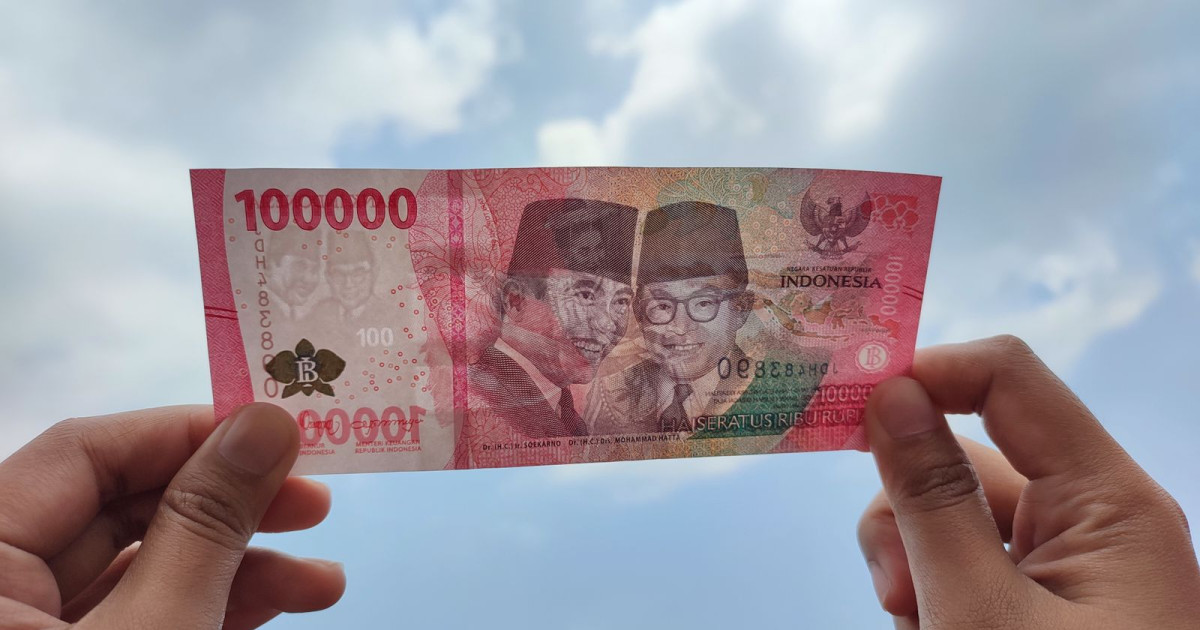 Ilustrasi Pengecekan Uang Asli atau Palsu
