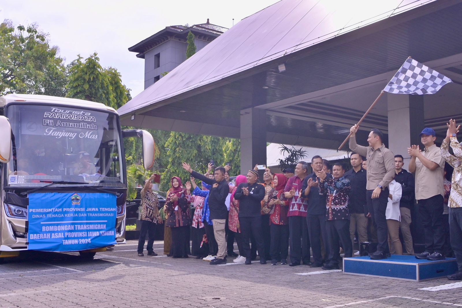 Lepas Transmigran, Menko AHY Harap Lahir Pusat Ekonomi Baru