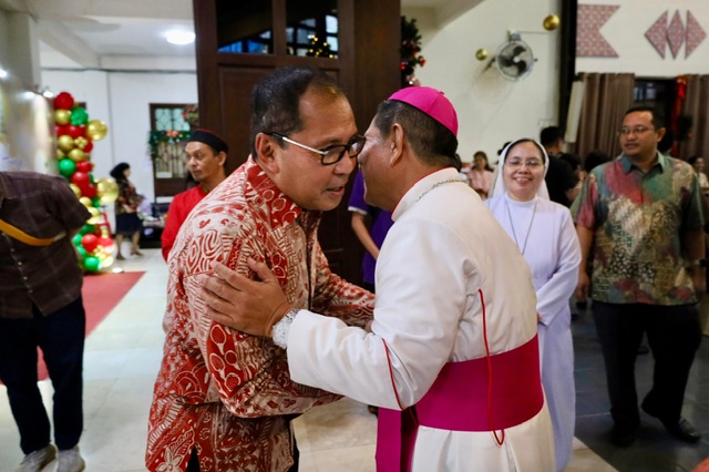 Momen Natal, Danny Pomanto Hadiri Open House Keuskupan Agung Makassar