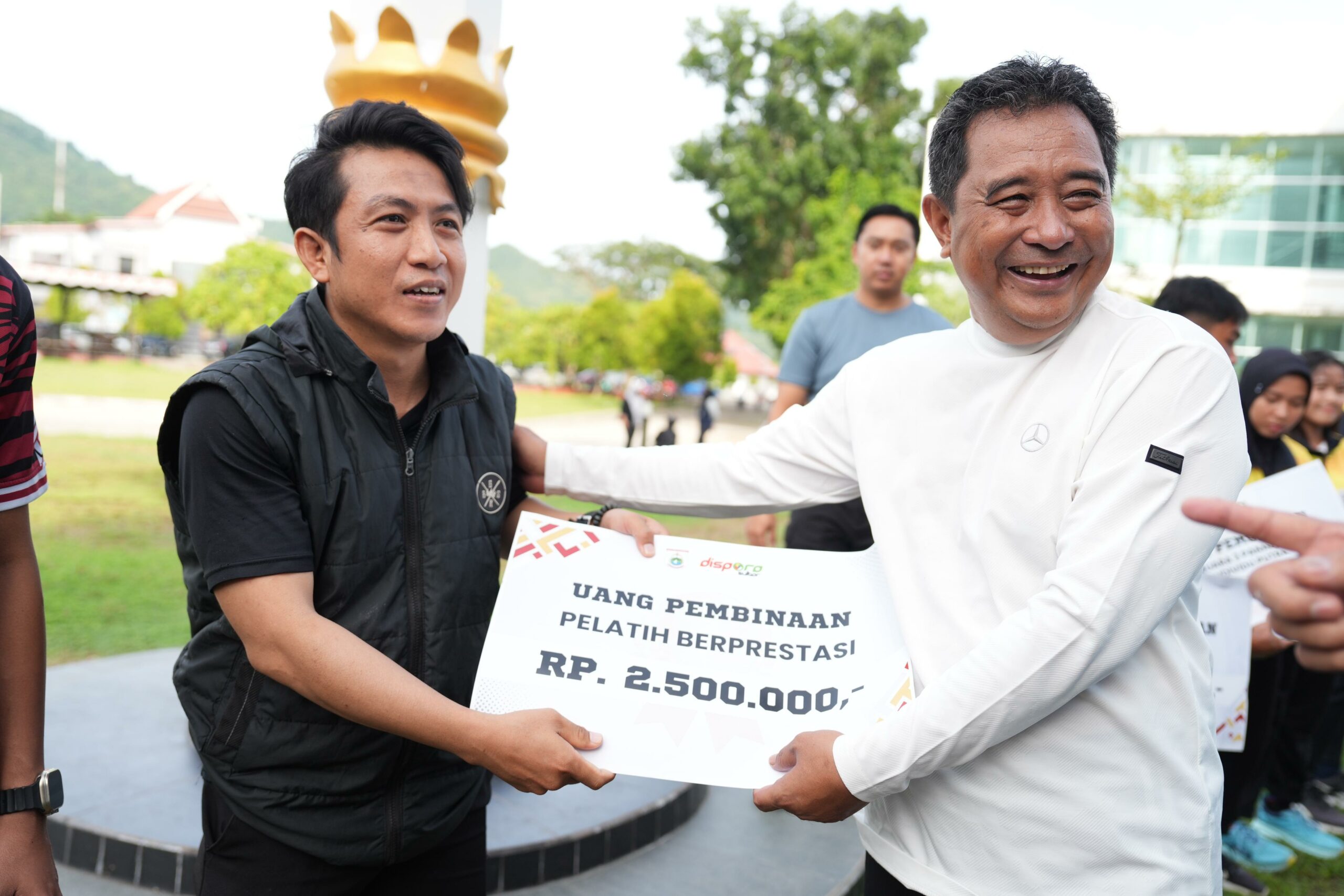 PJ Bahtiar Serahkan Penghargaan kepada Atlet, Pelatih, Wasit dan Pemuda