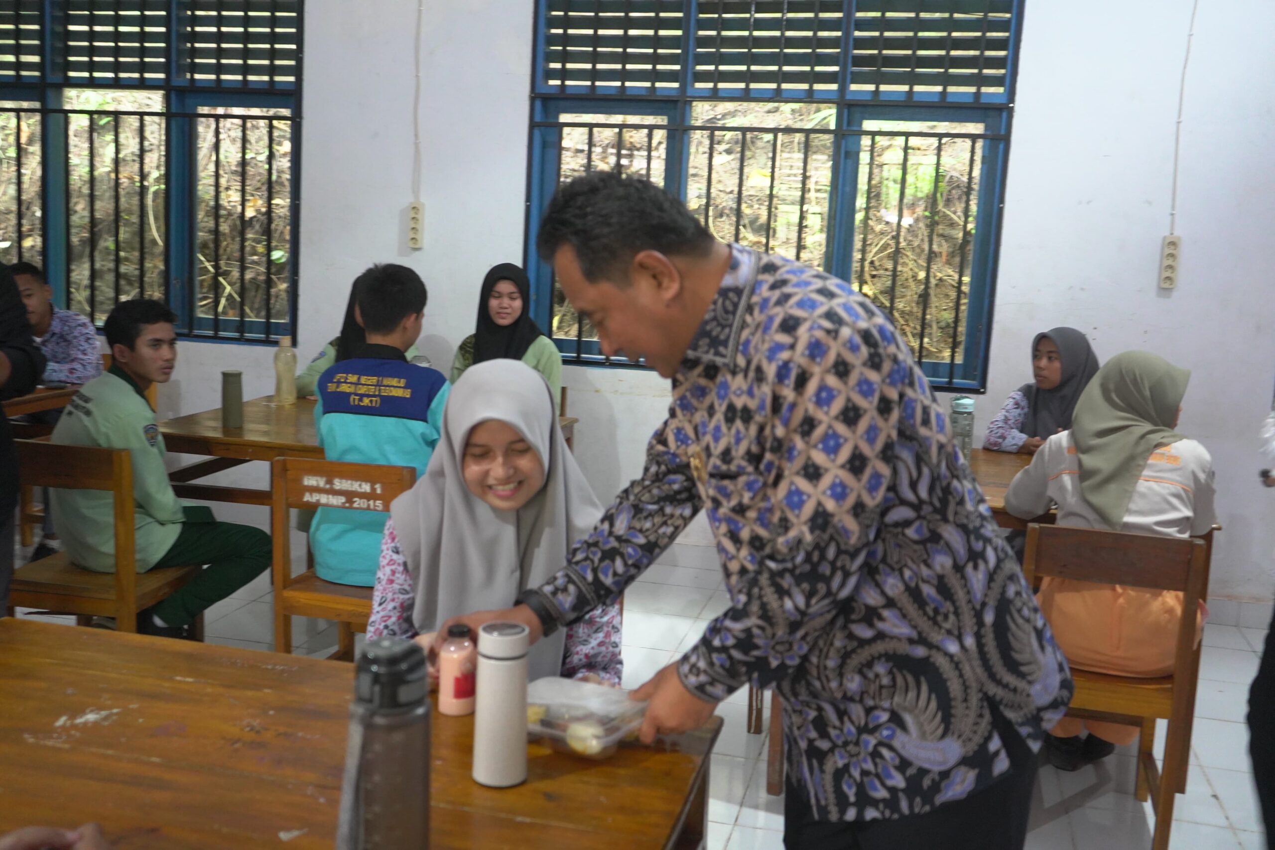 Dukung Program Nasional, PJ Gubernur Sulbar Gelar Uji Coba Makan Siang Bergizi