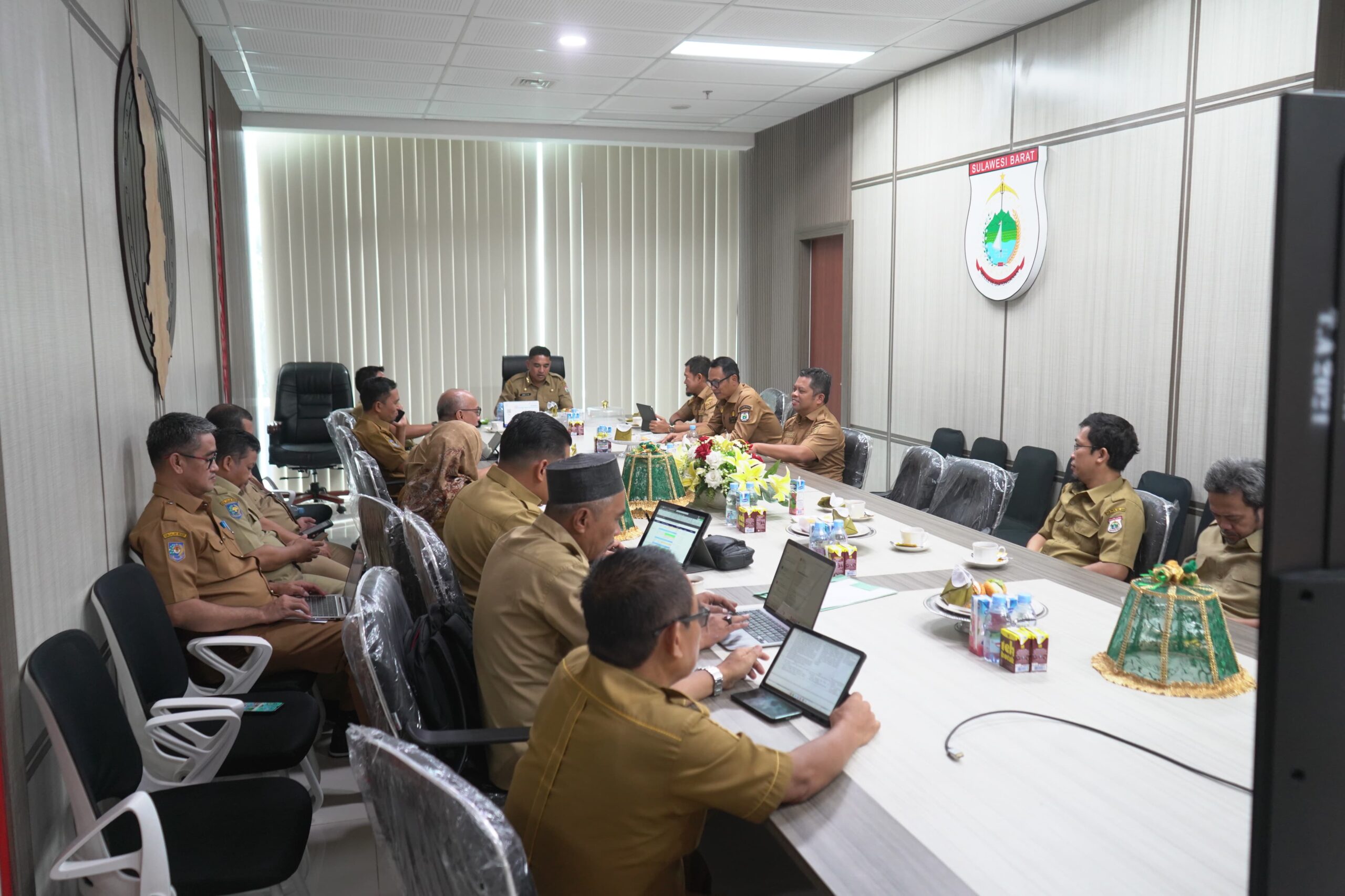 Pelaksana Harian Gubernur Sulbar, Amujib Saat Memimpin Rapat Membahas Akses Jalan Daerah Wilayah Sulbar