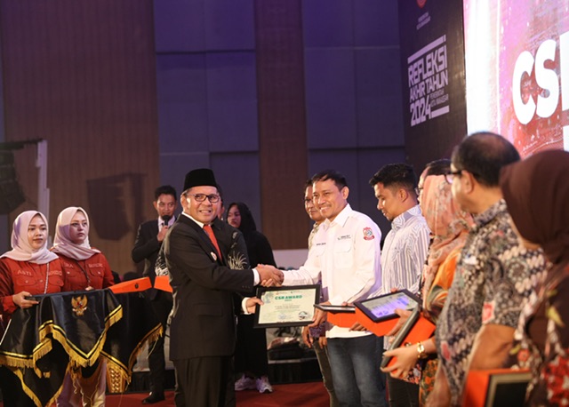 Pemkot Makassar Beri Penghargaan Tujuh Perusahaan dalam CSR Award 2024