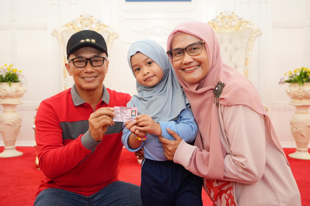 Pj Gubernur Sulsel Serahkan KIA untuk Anak, Apa Kegunaannya?