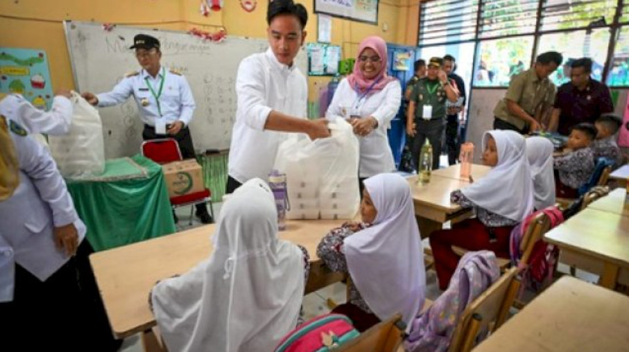 Plt Bupati Maros Dampingi Wapres Gibran Dalam Pelaksaan Program Makan Bergizi