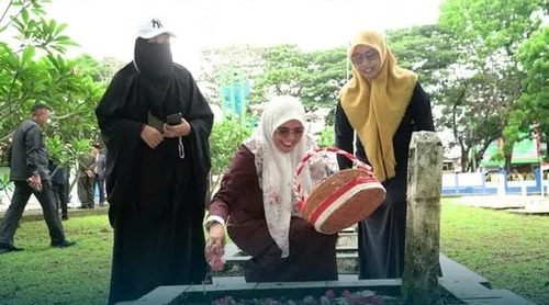 Plt Bupati Maros Saat Menabur Bunga di Taman Makam Pahlawan
