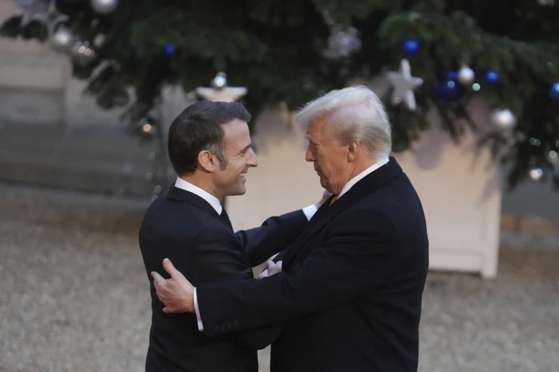 Presiden Prancis Emmanuel Macron Saat Berjabat Tangan Dengan Donald Trump