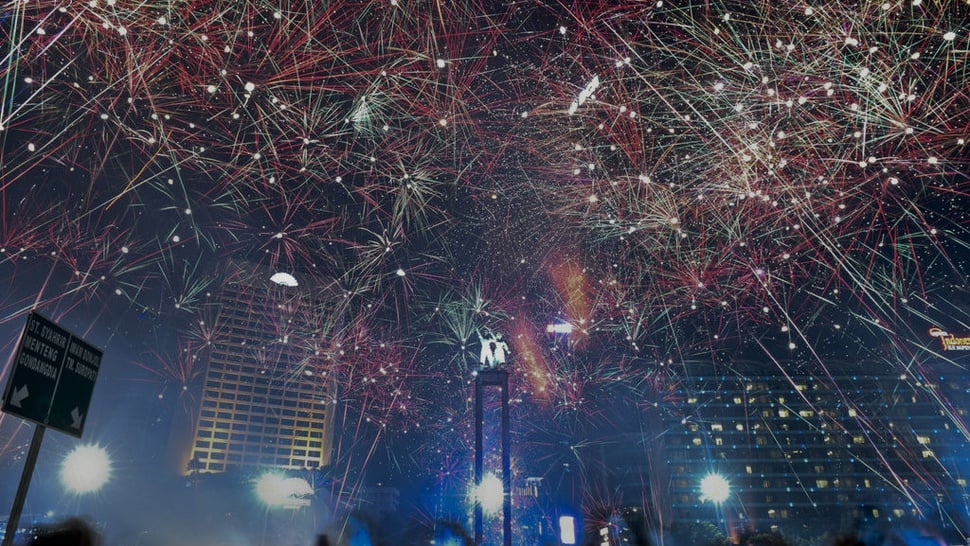 Suasana Pesta Kembang Api Saat Malam Tahun Baru 2018 di Bundaran HI Jakarta