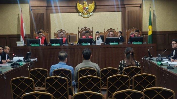Tiga Bos Smelter Swasta Saat Menjalani Sidang Dakwaan Kasus Korupsi dan Tindak Pidana Pencucian Uang (TPPU)