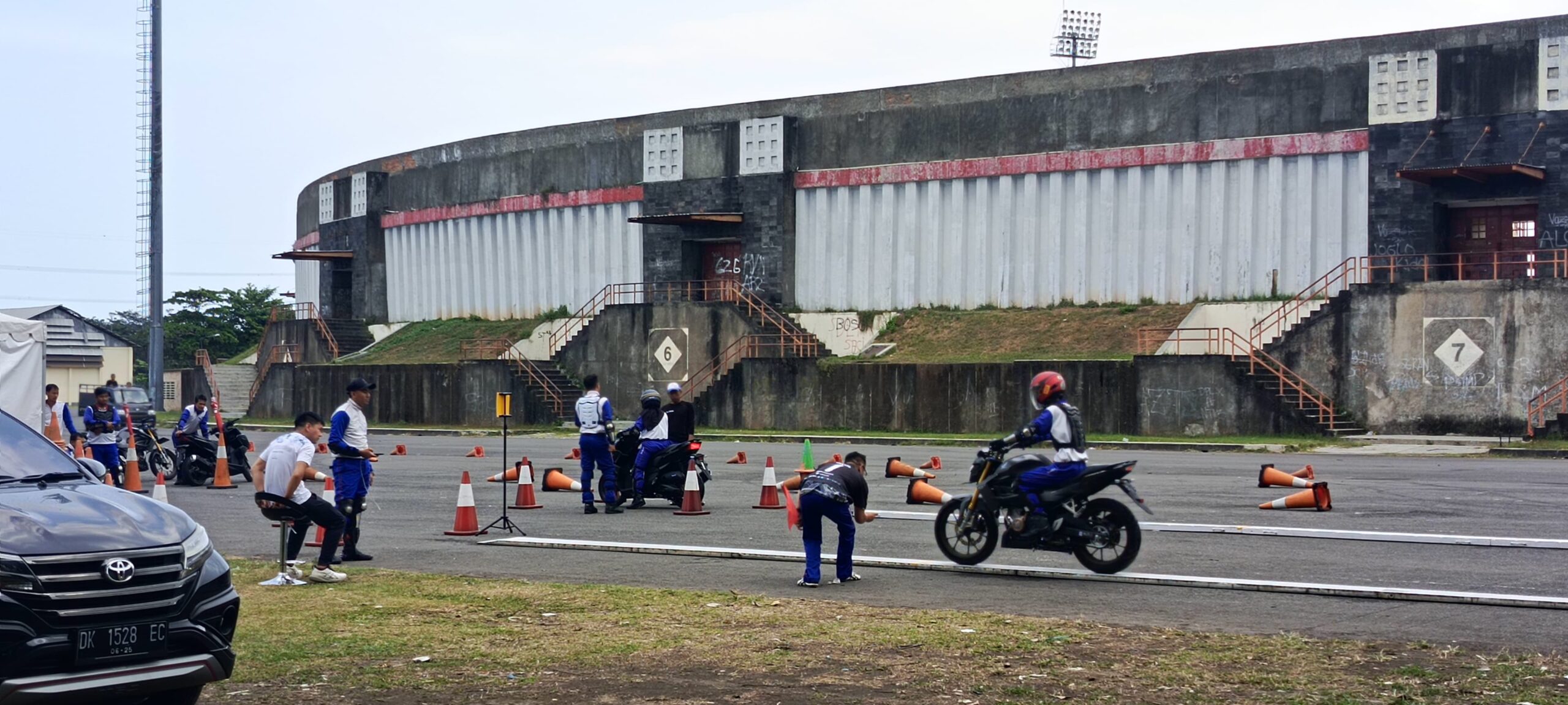 Tips Jaga Jarak Aman saat Berkendara Menggunakan sepeda Motor