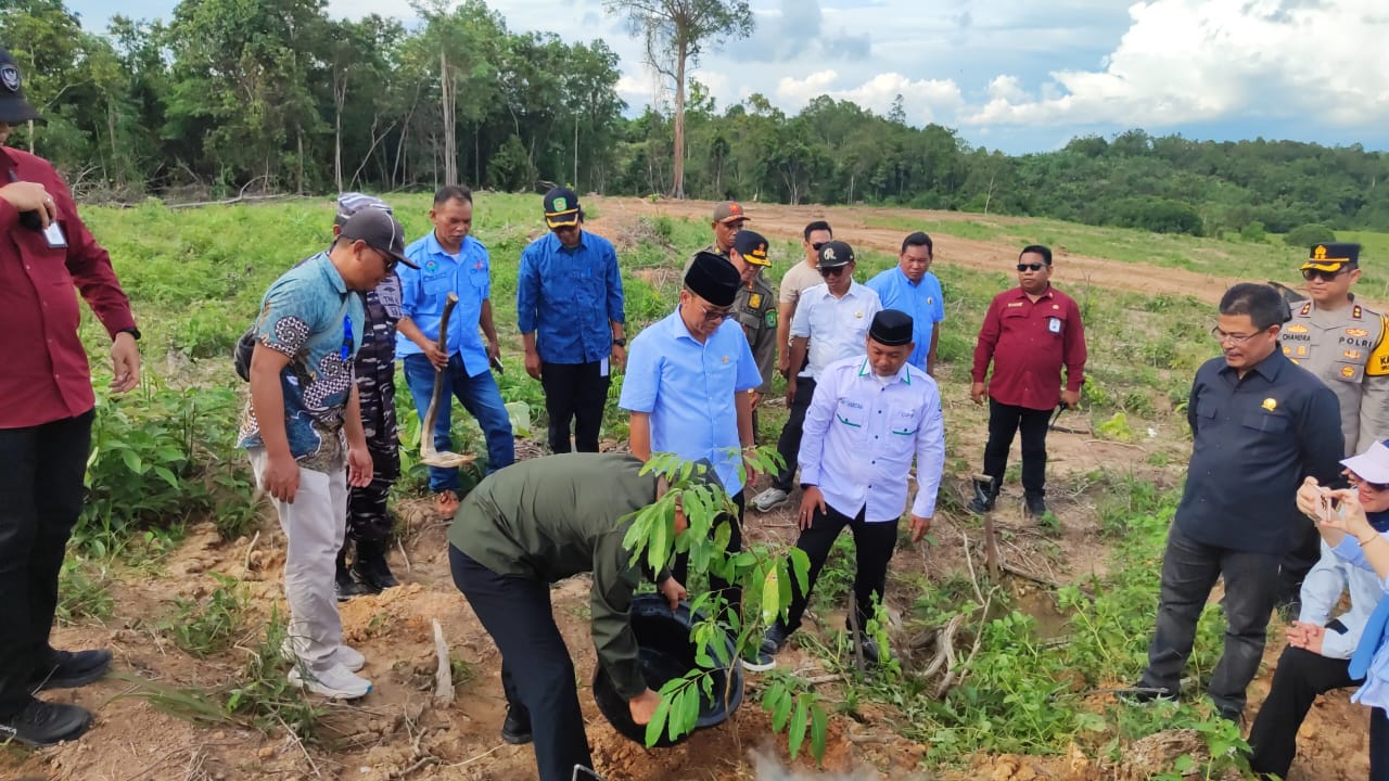 Mendes Yandri Letakkan Batu Pertama Pembangunan SMK Agribisnis Desa Tepian Langsat Kaltim