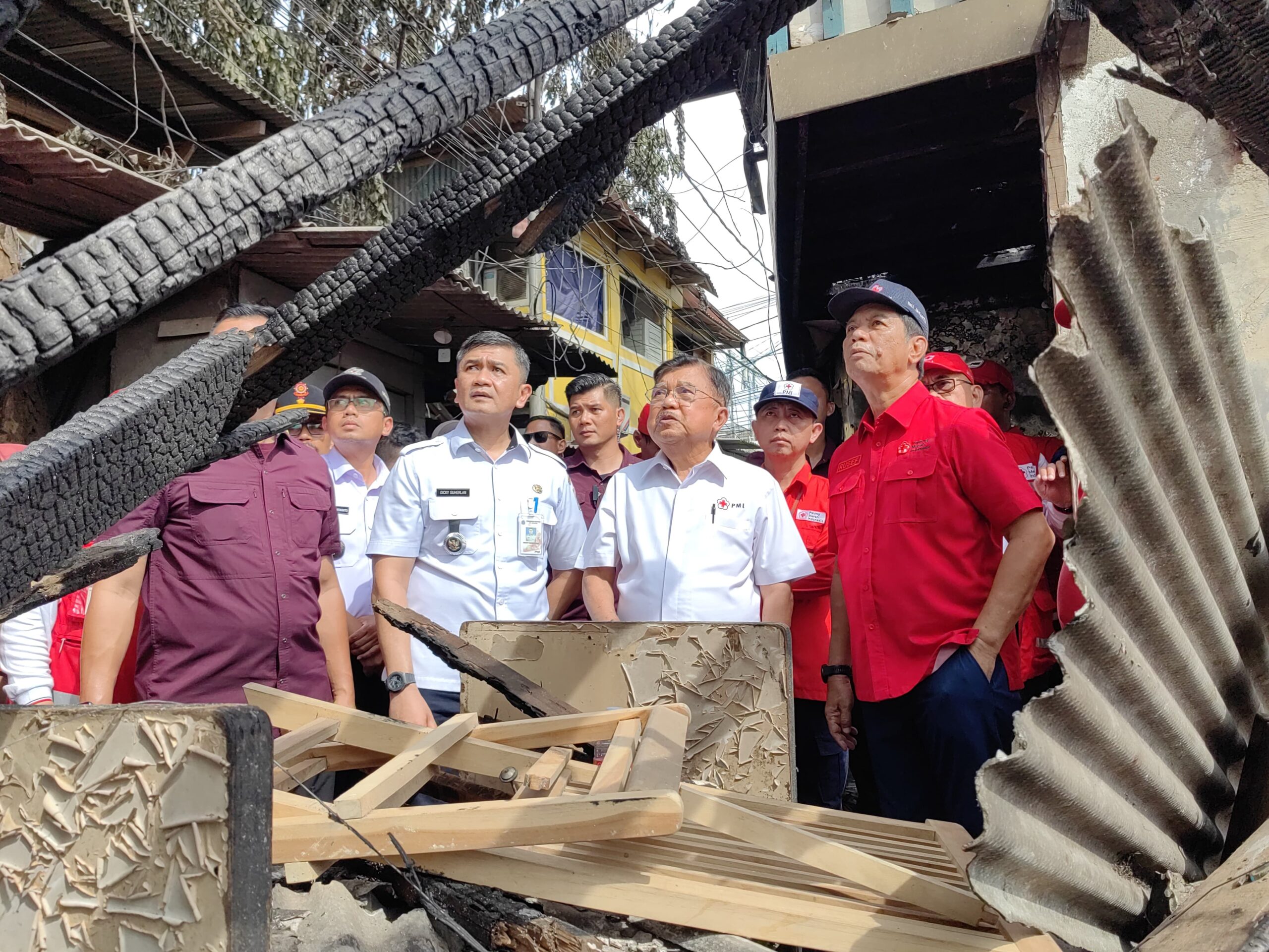 Ketua Umum Palang Merah Indonesia (PMI) Jusuf Kalla alias JK, mengunjungi lokasi kebakaran di jalan Kebon Kosong, Kemayoran, Jakarta Pusat. (Ist)