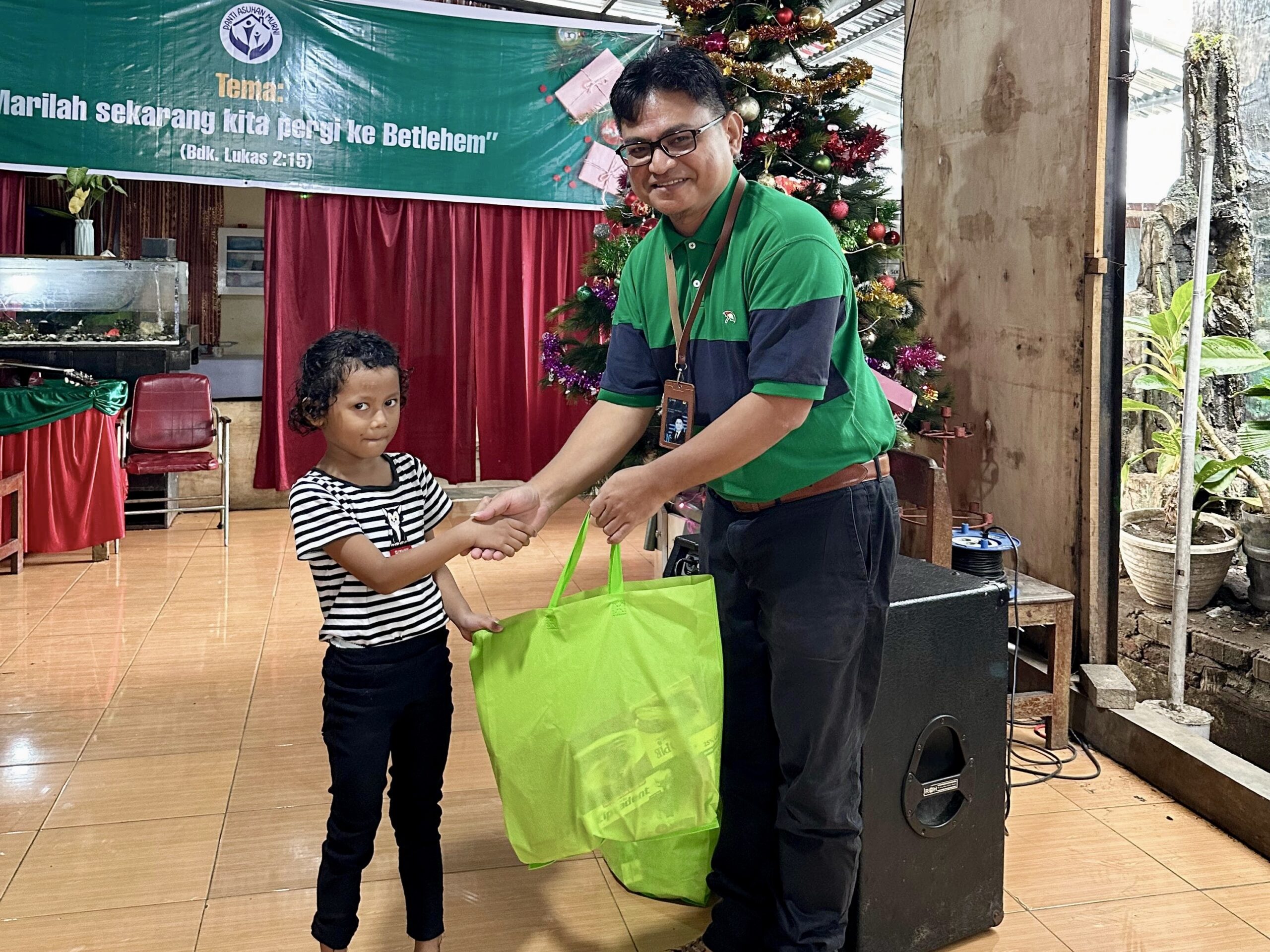 PLN Tebarkan Sukacita Bersama Panti Asuhan Murni Makassar di Momen Natal