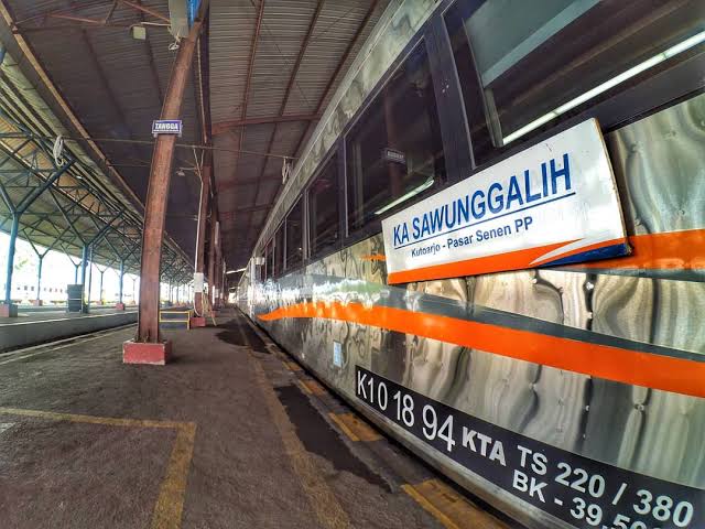 Lokomotif Dinas KA Sawunggalih Tertemper Angkot di Petak Jalur Jatinegara – Pasarsenen, Ini Penjelasan PT KAI
