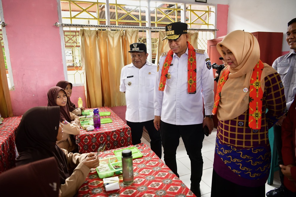 Pj Gubernur Sulsel Uji Coba Makan Bergizi dan Pemeriksaan Kesehatan Gratis di Luwu