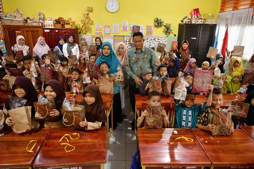 Pj Gubernur Sulsel Bagikan Telur dan Susu Gratis di Makassar