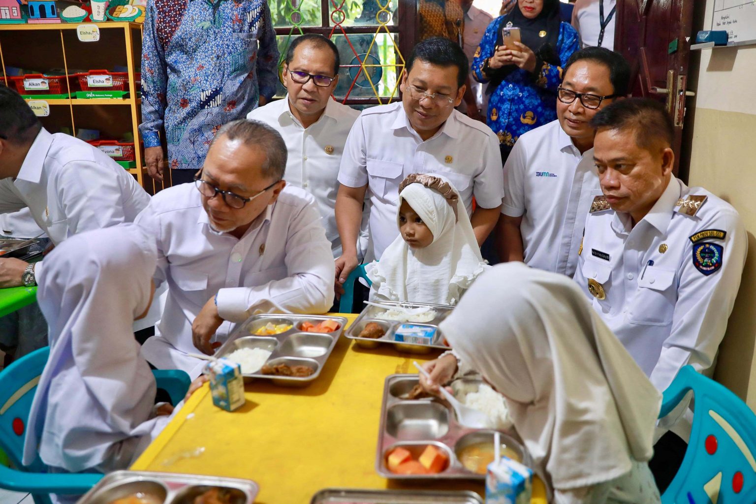 Danny hingga Prof Djufry Dampingi Menko Zulhas Tinjau MBG di Makassar: Tingkatkan IQ Anak Bangsa