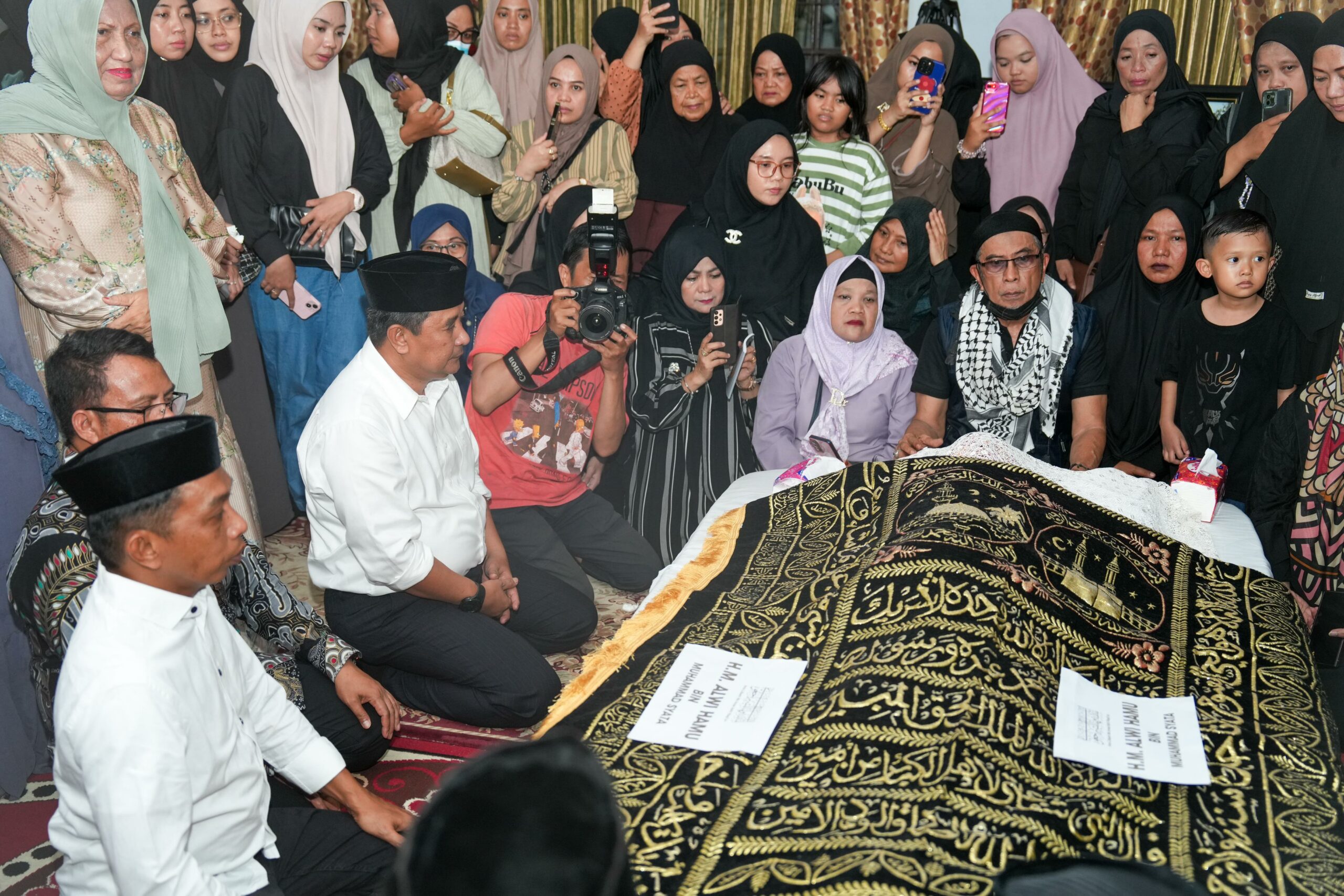 Jejak Inspiratif HM. Alwi Hamu, Pj Gubernur Sulbar Beri Penghormatan di Rumah Duka