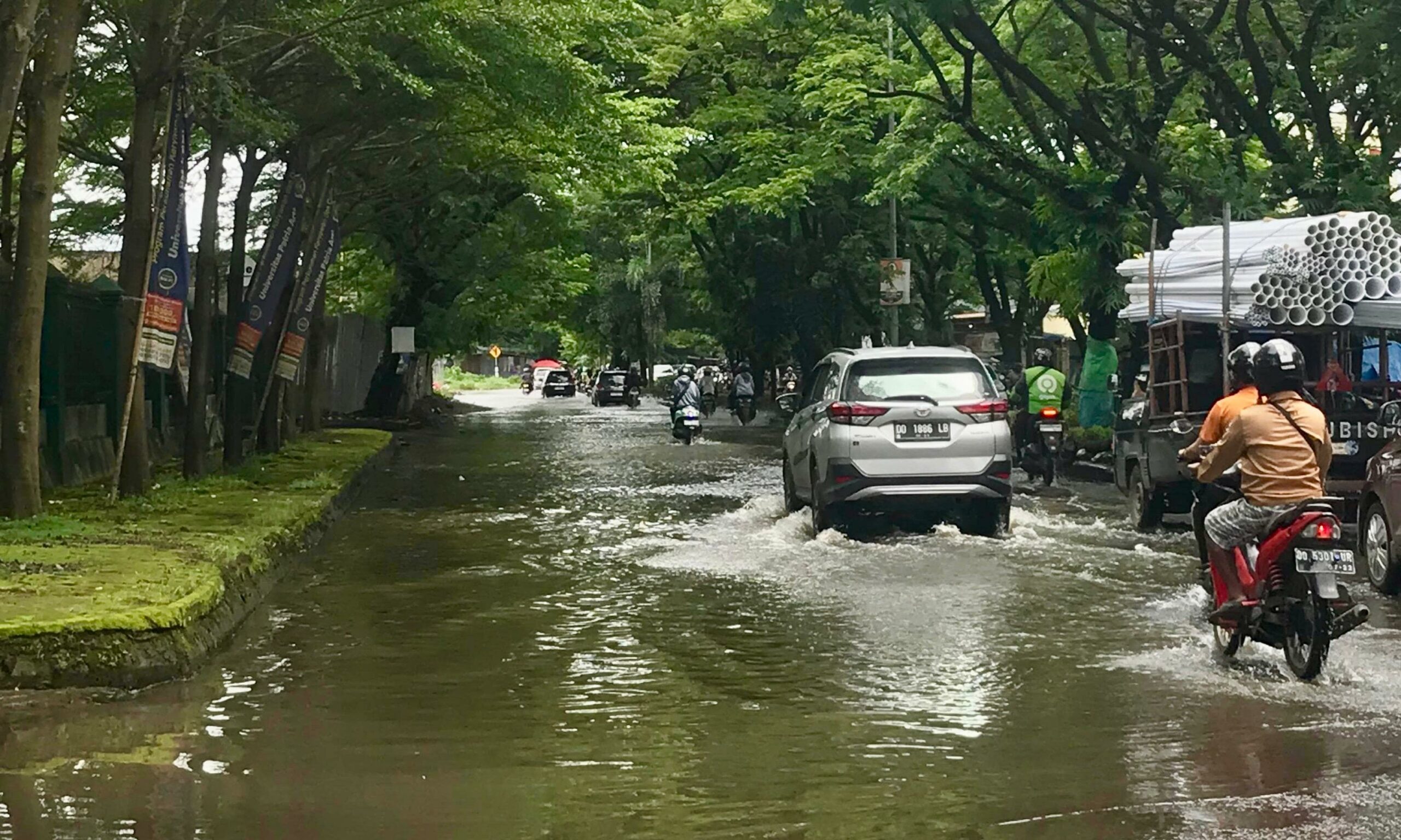 Pengendara Keluhkan Tingginya Genangan Air di Jalan Tun Abdul Razak Gowa