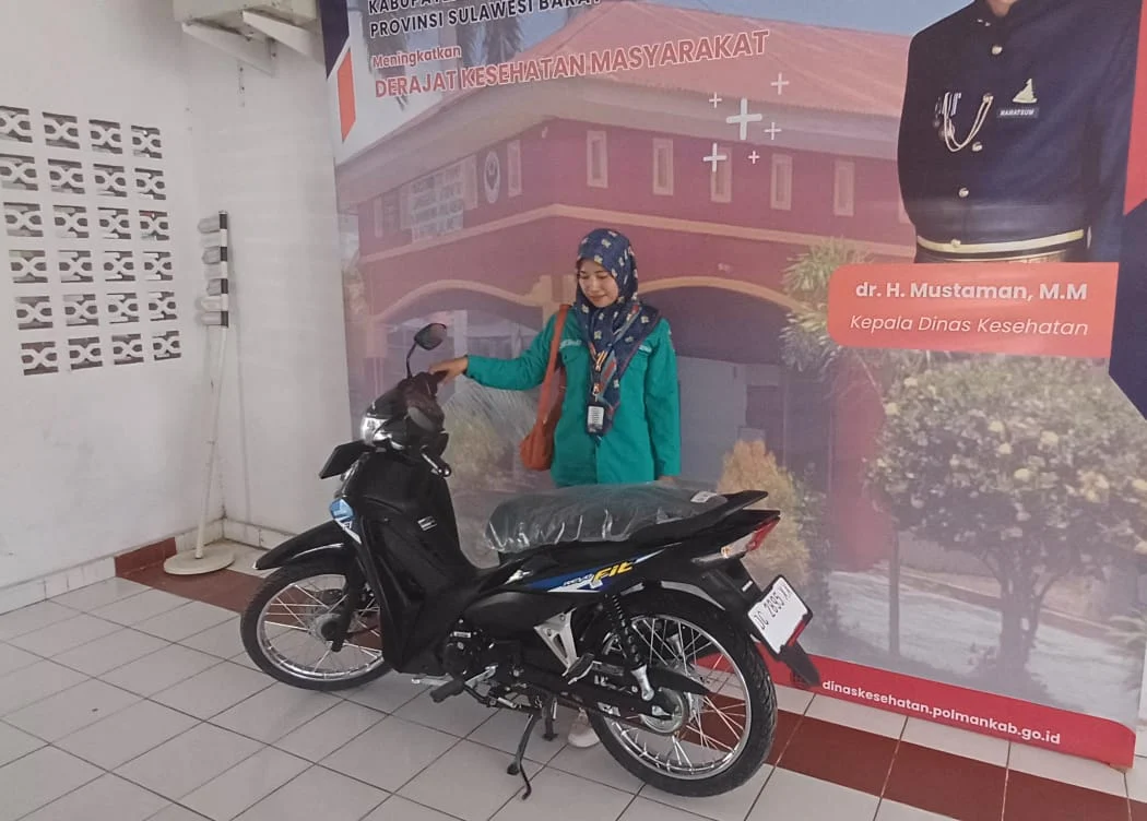 Bidan Teladan Rusmiati Terima Hadiah Motor Dari Pemkab Polman