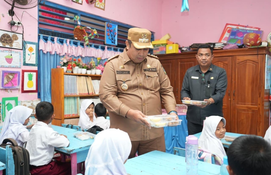 Bupati Maros Chaidir Syam Saat Meninjau Program Makan Bergizi Gratis di SDN 104 Inpres Makkaraeng
