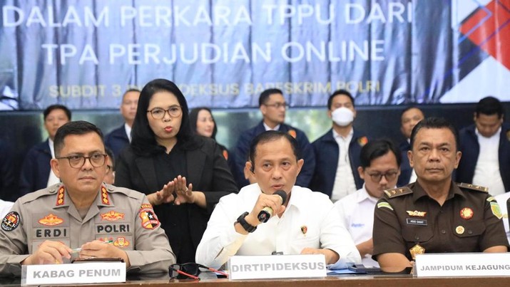 Dirtipideksus Bareskrim Polri, Brigadir Jenderal Polisi Helfi Assegaf (Tengah) Dalam Konferensi Pers