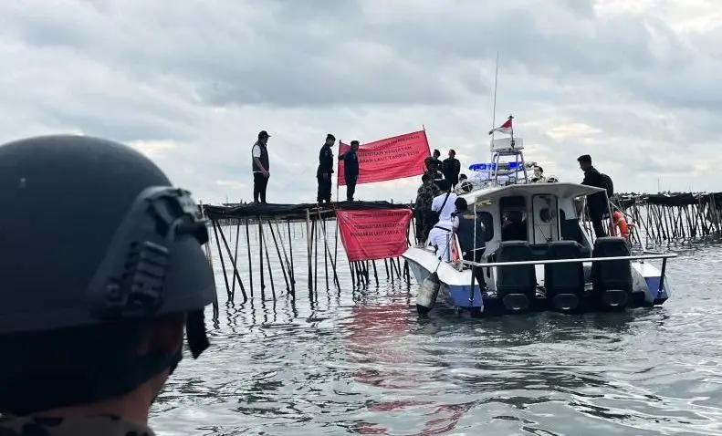 KKP Menyegel Pagar Laut Tanpa Izin di Perairan Tangerang